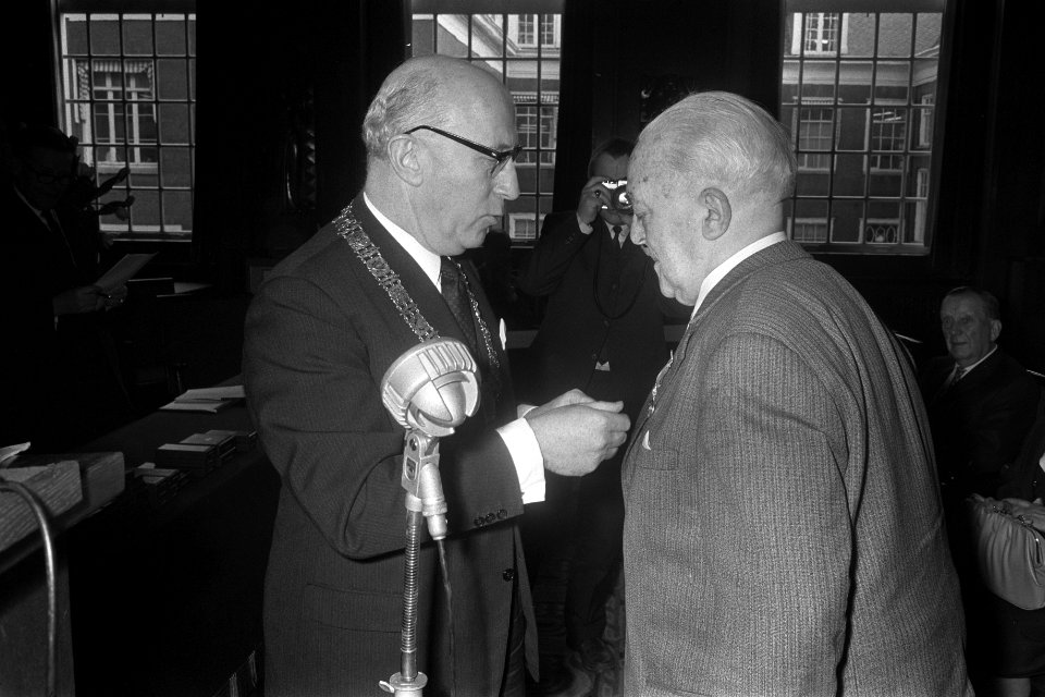 Palingroker en winkelier M.G. Knap krijgt koninklijke onderscheiding op gespeld…, Bestanddeelnr 923-4799