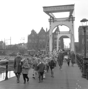 Palmpasen, kleuters van de Planciusschool met palmpaasstok door Haarlemmerbuurt, Bestanddeelnr 917-6341