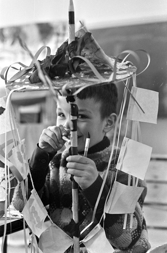 Palmpasen 1966, kinderen op kleuterschool maken palmpaasstokken, Bestanddeelnr 918-9867