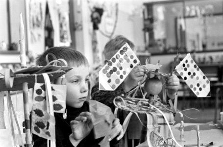 Palmpasen 1966, kinderen op kleuterschool maken palmpaasstokken, Bestanddeelnr 918-9868 photo