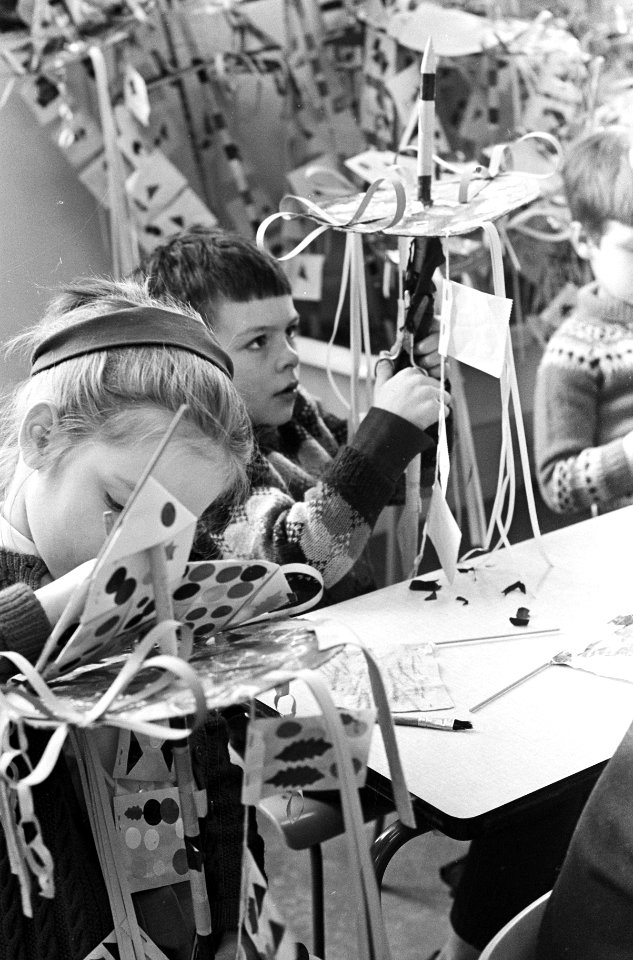 Palmpasen 1966, kinderen op kleuterschool maken palmpaasstokken, Bestanddeelnr 918-9866
