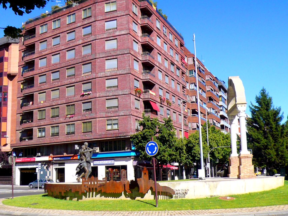 Palencia - Rotonda de San Lázaro, Monumento a San Juan de Dios 2