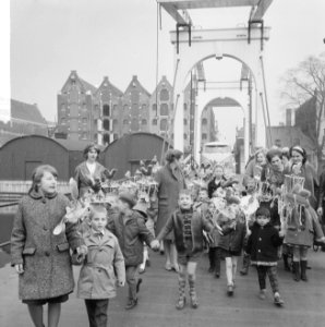 Palmpasen, kleuters van de Planciusschool met palmpaasstok door Haarlemmerbuurt, Bestanddeelnr 917-6342