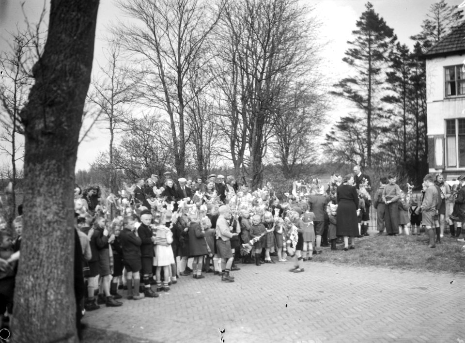 Palmpasen in Diever (Drenthe) De kinderen voor de burgemeesterswoning, Bestanddeelnr 901-6692