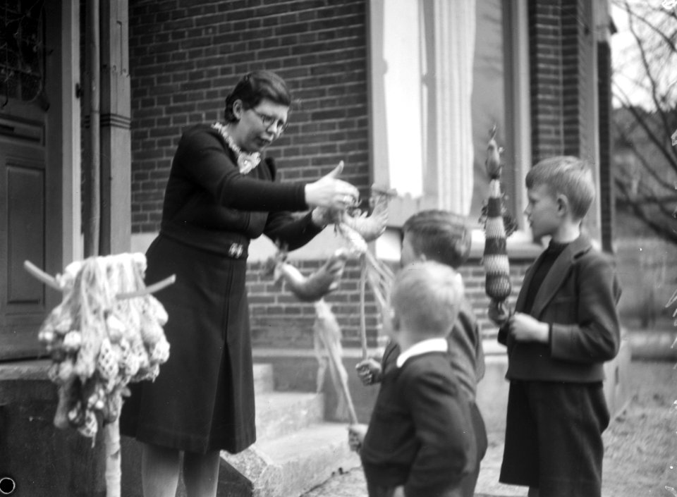 Palmpasen in Diever (Drenthe) De kinderen voor de burgemeesterswoning, Bestanddeelnr 901-6693