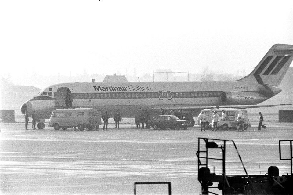 Palestijnen naar Tunesie om uitgewisseld te worden de DC 9 en auto met Palestij, Bestanddeelnr 927-6024
