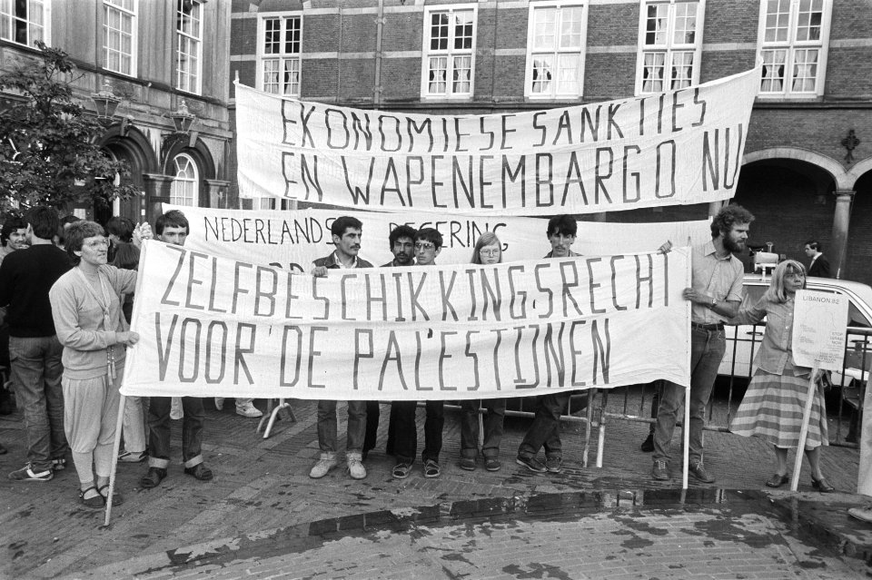 Palestina Komitee demonstreert op Binnenhof tegen Israelische akties in Libanon, Bestanddeelnr 932-2762