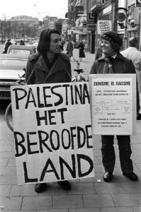 Palestinacomitee demonstreert voor gebouw El Al in Amsterdam tegen Israelische a, Bestanddeelnr 928-4946