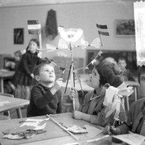 Palmpasen, kinderen maken palmstokken op school, reportage op lagere school, Bestanddeelnr 916-2000