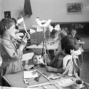 Palmpasen, kinderen maken palmstokken op school, reportage op lagere school, Bestanddeelnr 916-2001