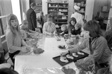 Palmpaasoptocht in Amsterdam, kinderen maken palmpaasstok, Bestanddeelnr 925-4841