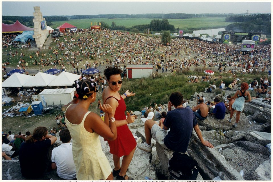 Panorama over het swingende publiek bij de derde editie van housefestival Dance Valley in recreatiegebied Spaarnwoude. NL-HlmNHA 54037201