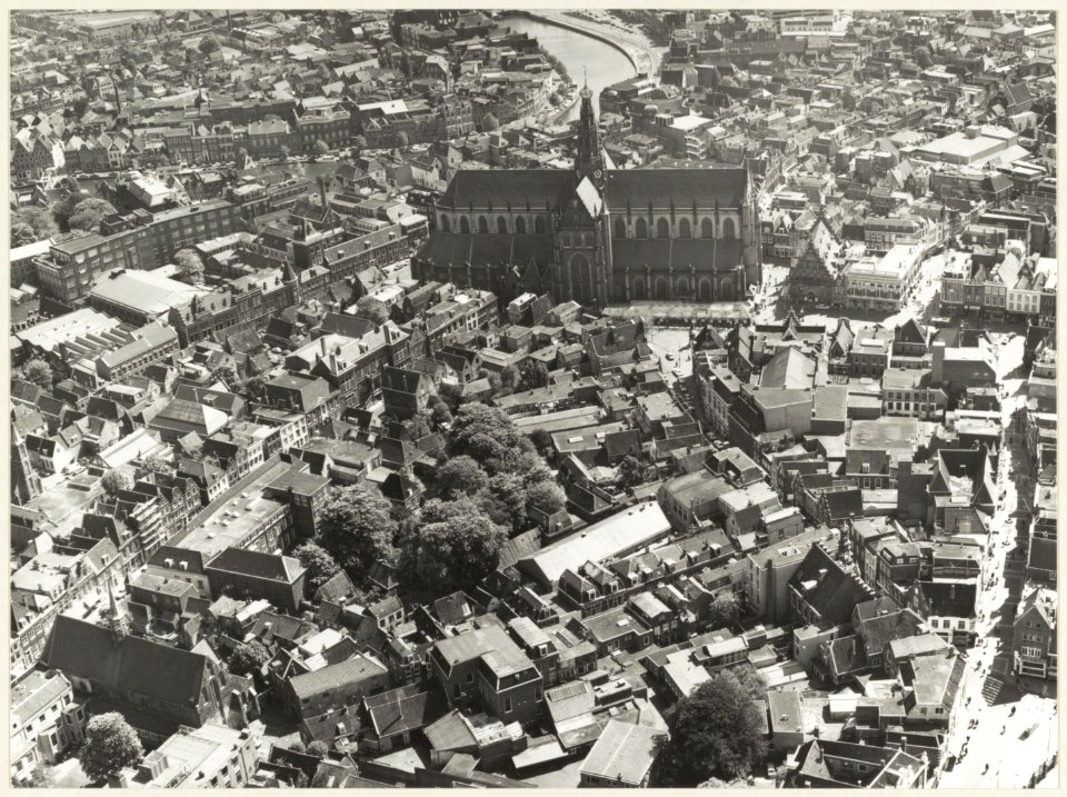 Panorama van de Grote Kerk en omgeving. NL-HlmNHA 54010159