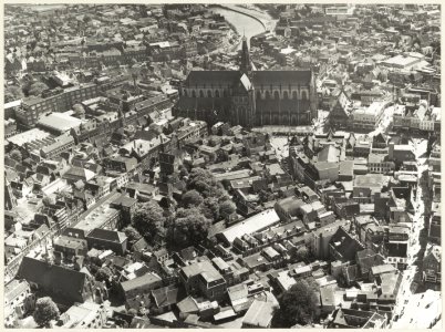 Panorama van de Grote Kerk en omgeving. NL-HlmNHA 54010159