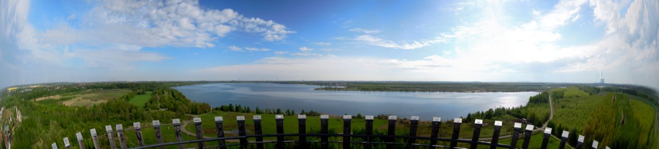 Panoramablick über den Cospudener See vom Aussichtsturm auf der Bistumshöhe im Mai 2015