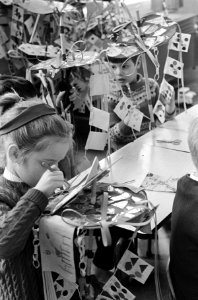 Palmpasen 1966, kinderen op kleuterschool maken palmpaasstokken, Bestanddeelnr 918-9863 photo