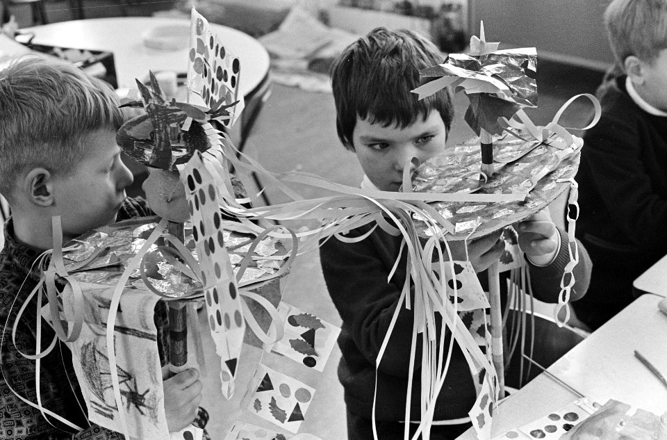 Palmpasen 1966, kinderen op kleuterschool maken palmpaasstok, een meisje aan het, Bestanddeelnr 918-9865
