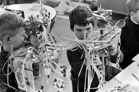 Palmpasen 1966, kinderen op kleuterschool maken palmpaasstok, een meisje aan het, Bestanddeelnr 918-9865 photo