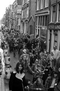 Palmpasen-optocht in de Jordaan Menigte bij de Hazenstraat bij de hoek Elandsgr, Bestanddeelnr 926-3458