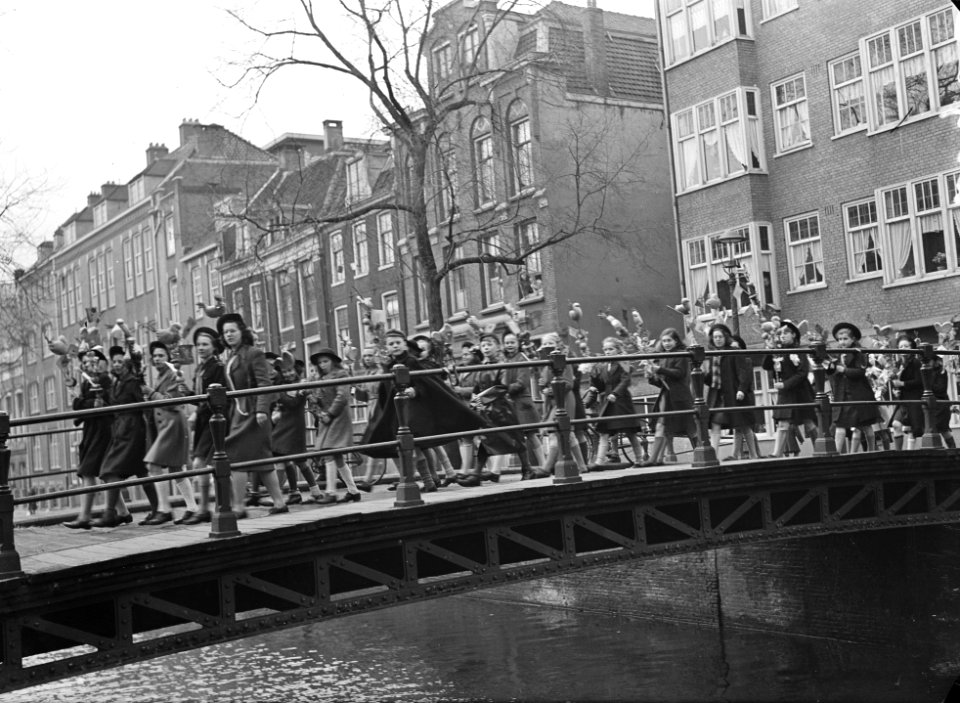 Palmpasen in de Jordaan op een brug over de lauriergracht bij de Hazenstraat., Bestanddeelnr 902-0906