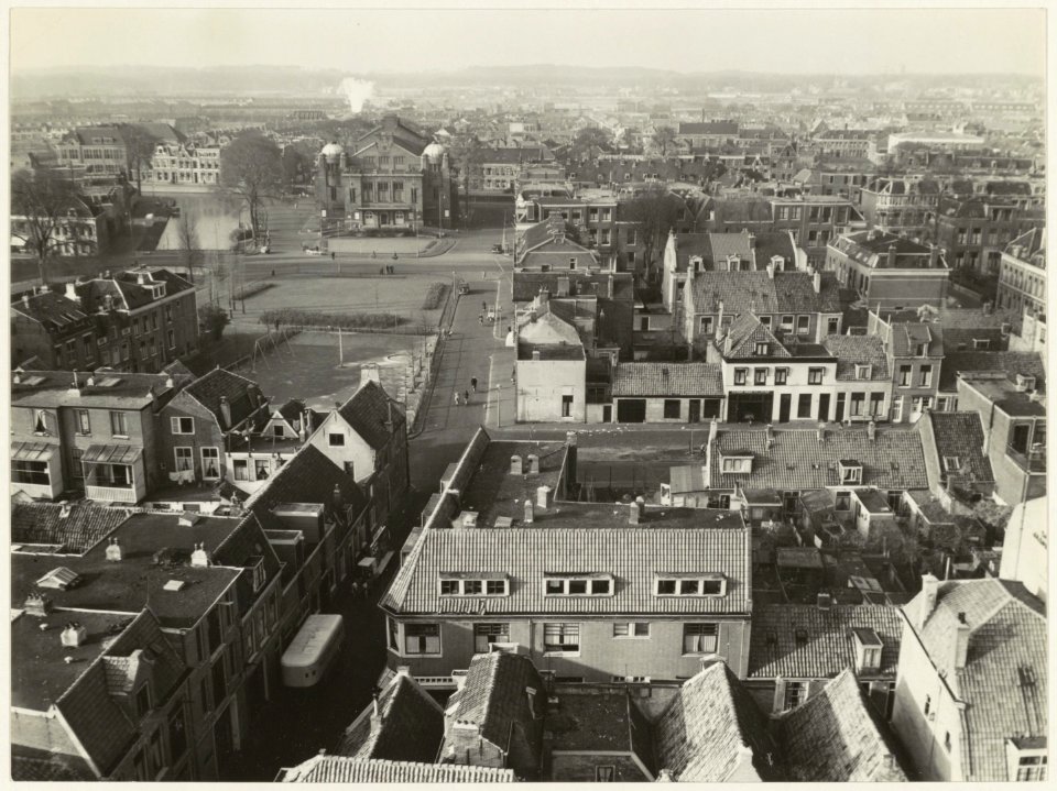 Panorama van een deel van het centrum bij de Wilhelminastraat met zicht op de Schouwburg. NL-HlmNHA 54010576