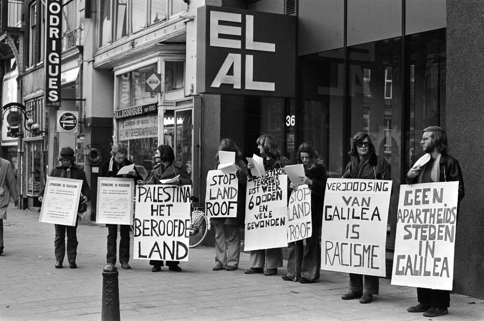 Palestinacomitee demonstreert voor gebouw El Al in Amsterdam tegen Israelische a, Bestanddeelnr 928-4945