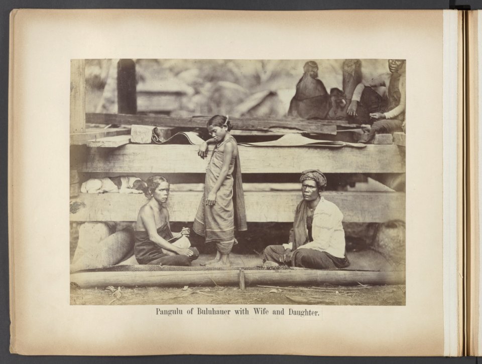 Pangulu of Buluhauer with Wife and Daughter, Bestanddeelnr 815 43