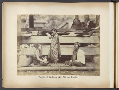 Pangulu of Buluhauer with Wife and Daughter, Bestanddeelnr 815 43