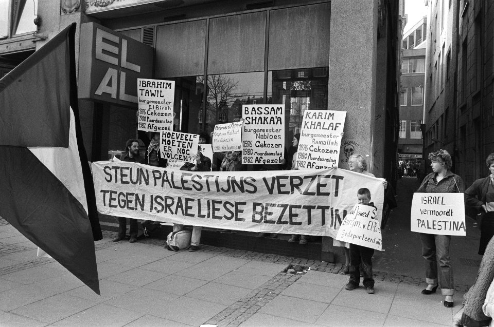 Palestina Comite demonstreert bij El Al vestiging aan het Rokin uit protest tege, Bestanddeelnr 932-0723