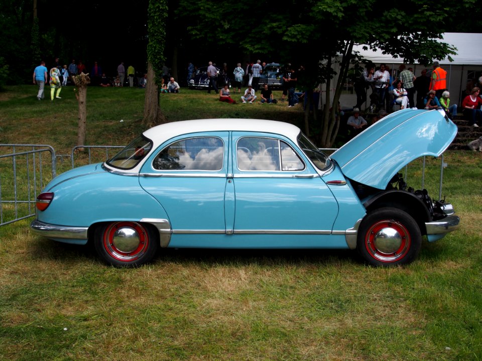 Panhard Dyna Z12 open hood, pic1