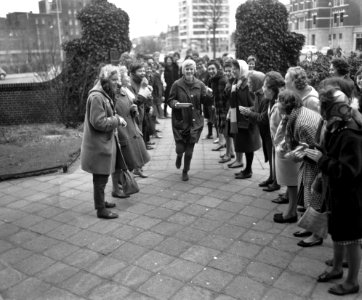 Pannekoeken tijdrace tgv 25 jarig bestaan van de leerlingen-vereniging Vesta , Bestanddeelnr 913-6775