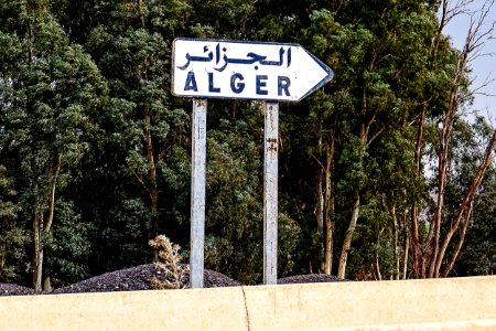 Panneau de direction vers Alger