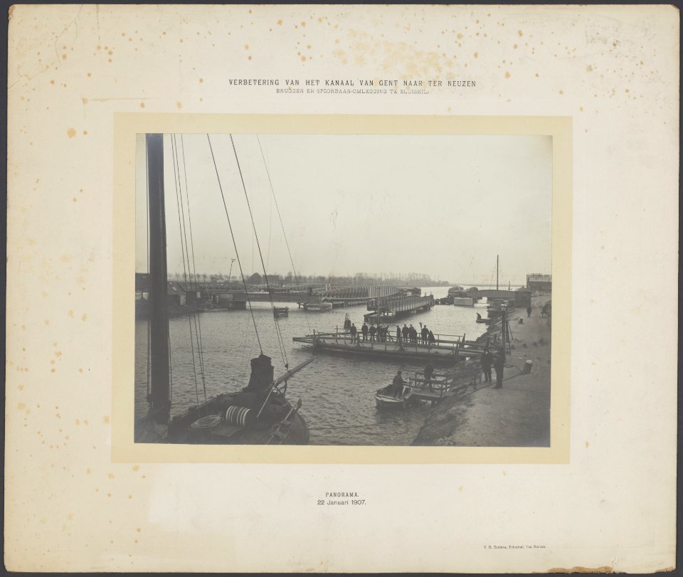Panoramisch beeld van kanaal, draaibruggen en veerpont betreft de aanleg van br, Bestanddeelnr 801