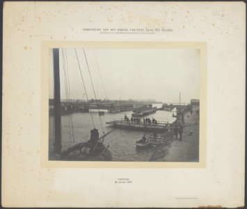 Panoramisch beeld van kanaal, draaibruggen en veerpont betreft de aanleg van br, Bestanddeelnr 801
