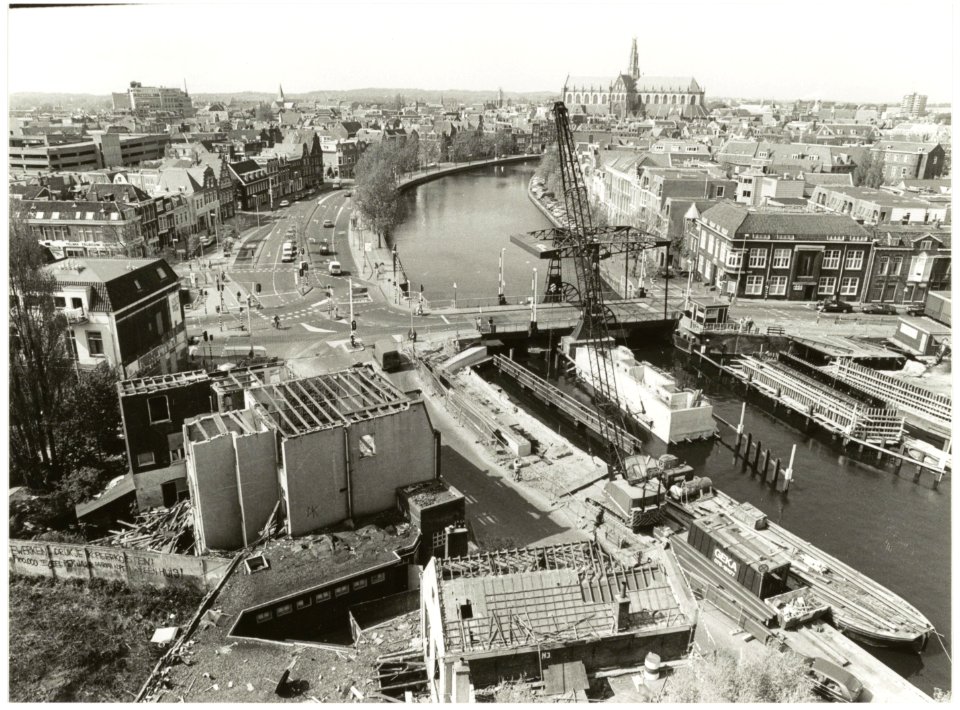 Panorama over het Spaarne naar het westen met op de voorgrond de bouw van de nieuwe Langebrug en de slooppanden aan het Zuider Buiten Spaarne die moeten verdwijnen i.v.m. het verhogen van de, NL-HlmNHA 54035056
