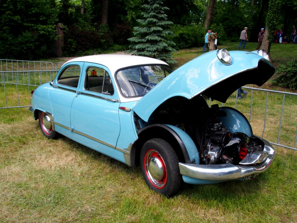 Panhard Dyna Z12 open hood, pic2