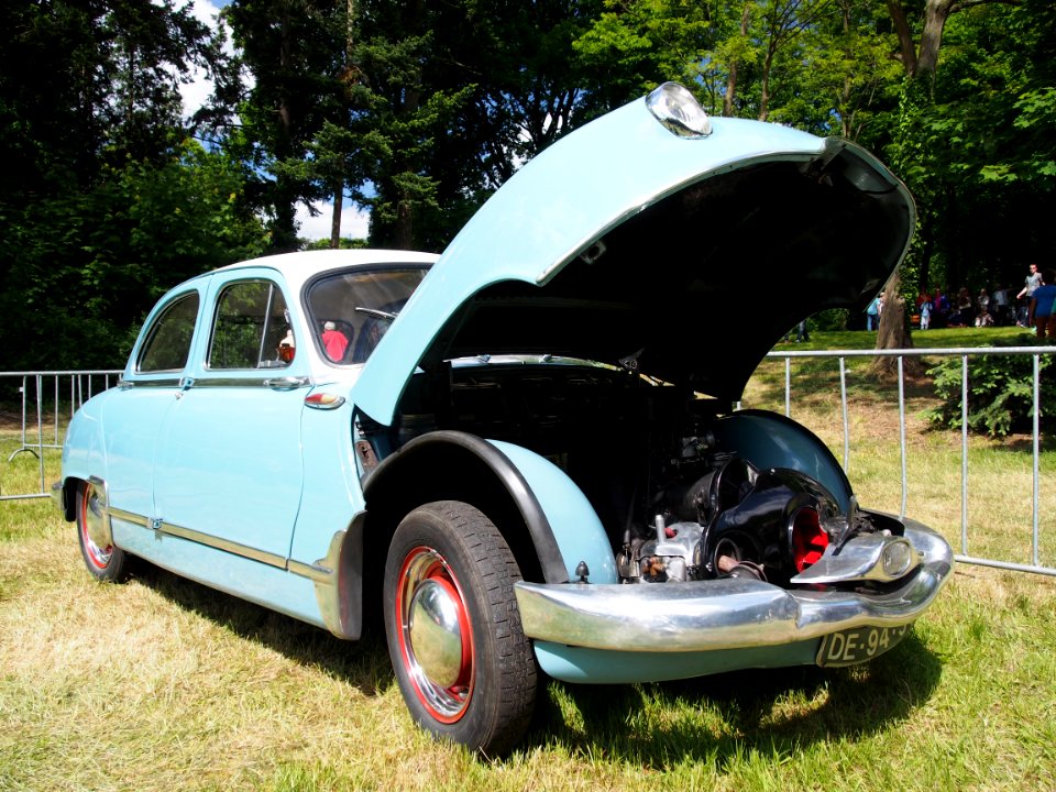 Panhard Dyna Z12 open hood, pic4
