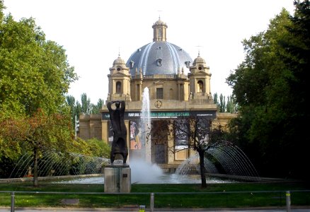 Pamplona - Sala de Exposiciones Conde de Rodezno (ex Monumento a los Caídos) 8