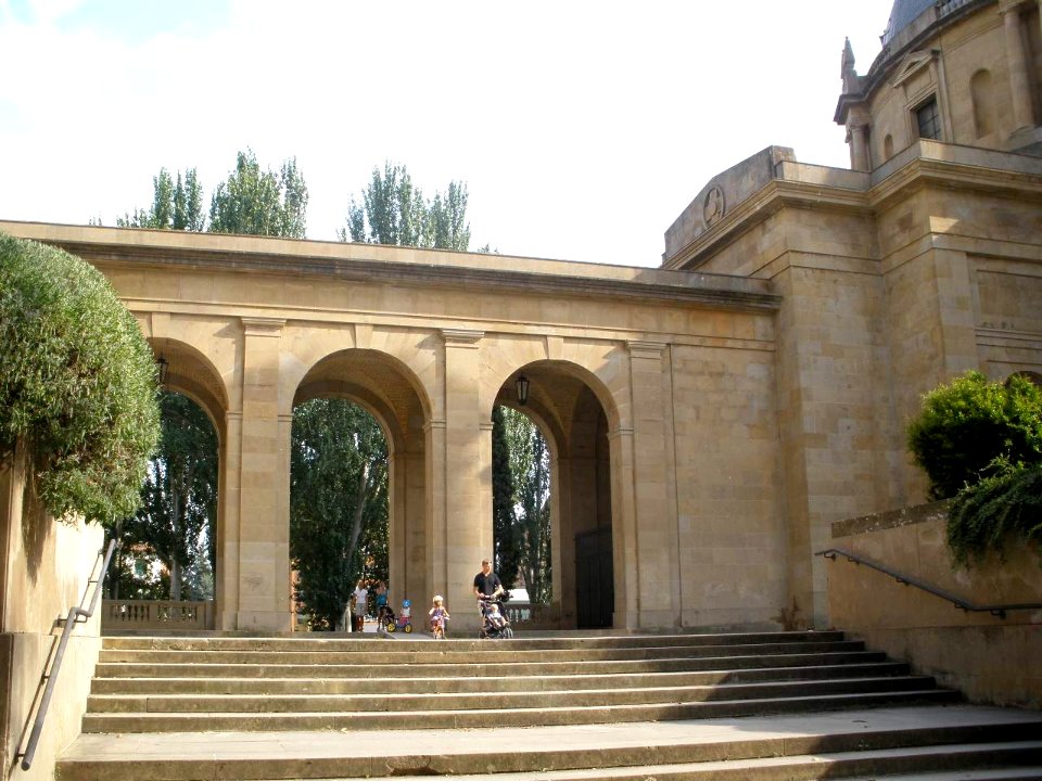Pamplona - Sala de Exposiciones Conde de Rodezno (ex Monumento a los Caídos) 4