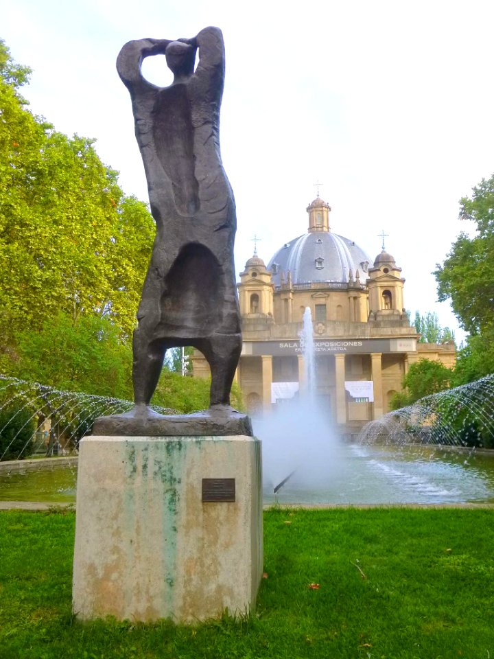 Pamplona - Plaza de la Libertad, escultura de Jorge Oteiza
