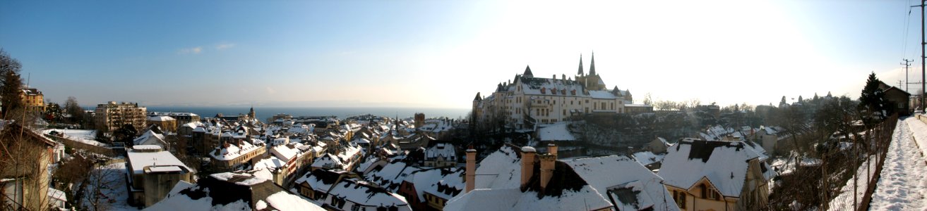 Panorama ville et château de neuchâtel sous la neige et le soleil