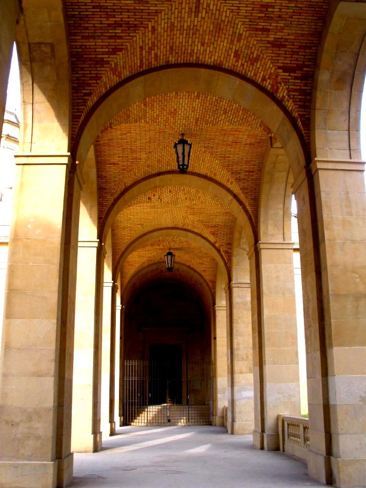 Pamplona - Sala de Exposiciones Conde de Rodezno (ex Monumento a los Caídos) 1