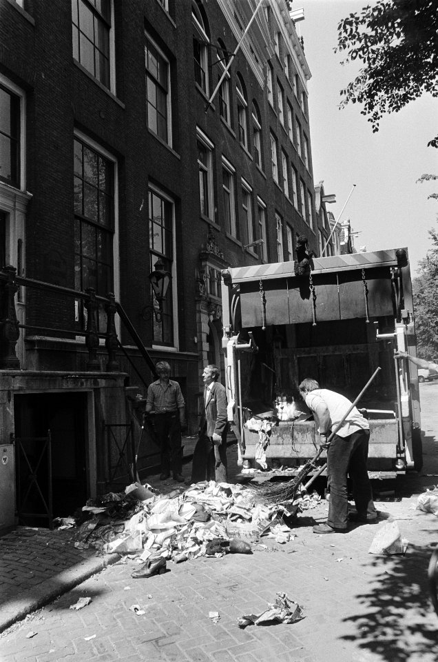 Pand aan Herengracht in Amsterdam waar veel verslaafden kwamen ontruimd en geslo, Bestanddeelnr 932-1806