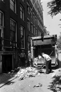 Pand aan Herengracht in Amsterdam waar veel verslaafden kwamen ontruimd en geslo, Bestanddeelnr 932-1806