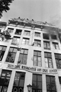 Pand aan de Oude Schans in Amsterdam ontruimd door de Mobiele Eenheid , het fo, Bestanddeelnr 928-7485