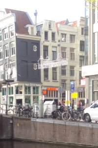 Pand met aangebracht dak, gevelbepleistering en -bekroning