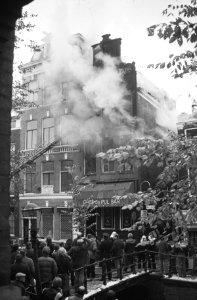 Pand aan Oudezijds Achterzijdsburgwal totaal door brand verwoest, Bestanddeelnr 931-1331