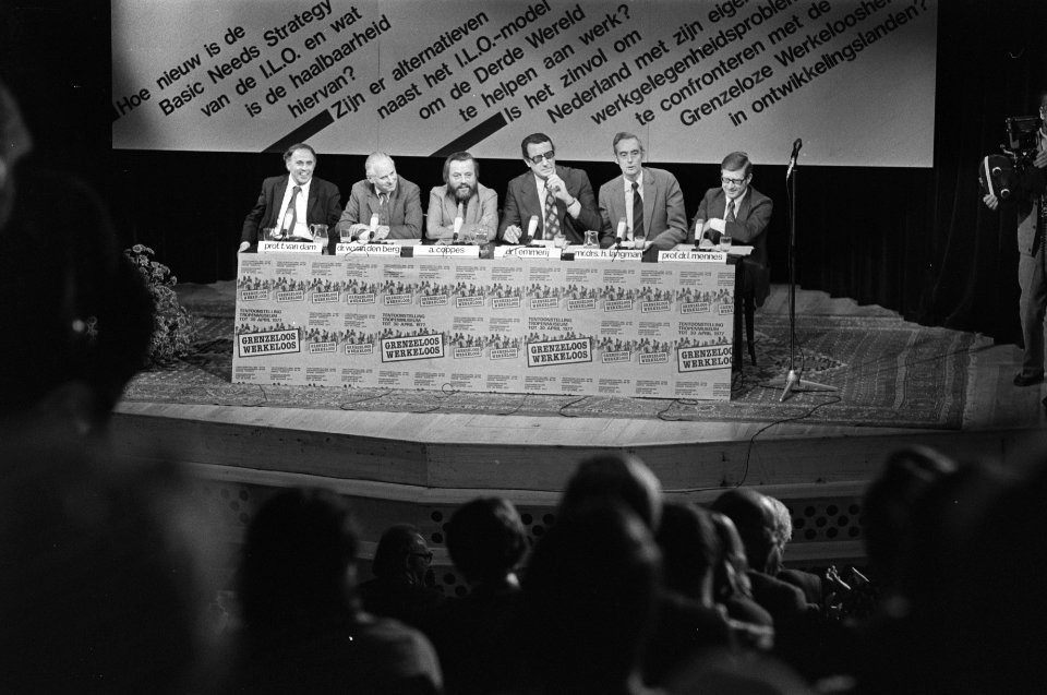 Paneldiscussie bij tentoonstelling Grenzeloos Werkeloos vlnr de heren Van , Bestanddeelnr 928-8153