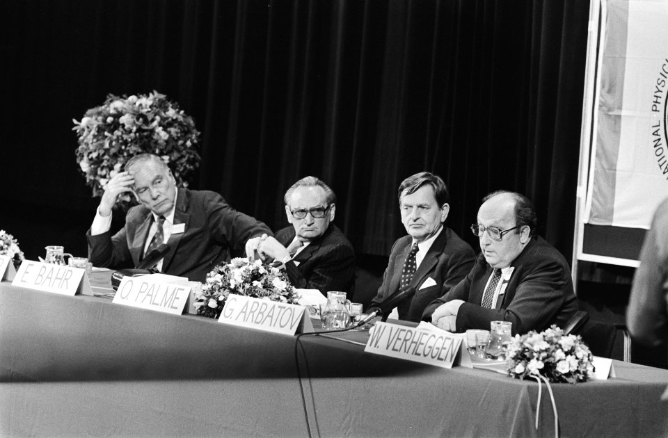Paneldiscussie v.l.n.r. Admiraal Noel Gayler, Egon Bahr, premier Olof Palme en , Bestanddeelnr 932-6257