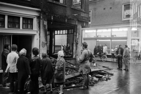 Pand uitgebrand in de Jordaan, buurtbewoners kijken bij uitgebrand pand, Bestanddeelnr 926-0046
